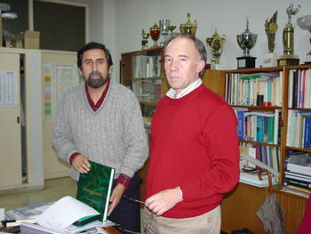 El profesor Ernesto Zumelzu, con su tesis y el director de la misma, Fernando Rull