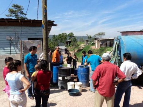 Tegucigalpa. La comunidad designa gran cantidad de recursos para abastecerse de agua dedicando horas hábiles y productivas a gestionar su acceso.  