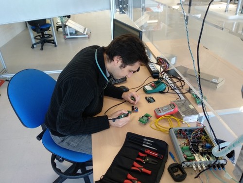El investigador de la Universidad de Cádiz, Alberto Salguero, trabajando en el laboratorio con uno de los sensores. Foto: F. Descubre.