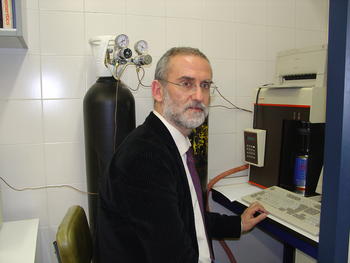 Vicente Rives en su laboratorio