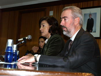 Humildad Rodríguez, directora de la Fgulem, y Alberto Villena, vicerrector de Investigación de la Universidad de León.