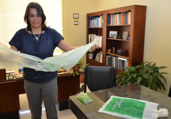 M.Sc. Carmela Velásquez Carrillo, directora del CITA, muestra algunos de los materiales desarrollados a partir de desechos (FOTO: UCR).