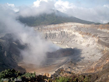 Depósito de sedimentos en el playón causados por la erupción freática del 27 de octubre de 2012, a las 5:57 p.m. (FOTO: UNA).