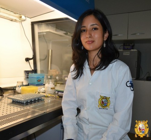 Carolina en el laboratorio de Inmunología de la Facultad de Ciencias Biológicas, donde desarrolló gran parte de su investigación. FOTO: UNMSM