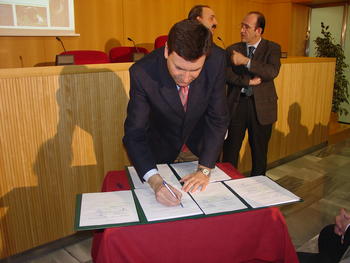 Carlos Fernández Carriedo firma el acuerdo