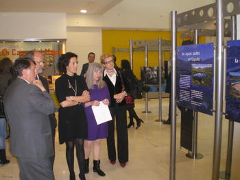 El comisario de la exposición, Joaquín Araujo, en primer plano, explica el contenido de la muestra al alcalde de Valladolid, la concejal de Cultura y la directora del Museo de la Ciencia.