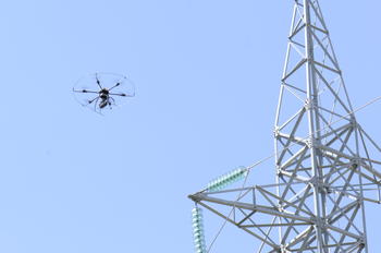 El aracnocóptero inspecciona instalaciones eléctricas. Foto: Iberdrola.