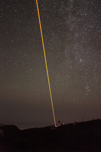 Imagen del láser de sodio de ESO propagándose en la atmósfera baja. Imagen: Consorcio de CANARY-WLGSU.