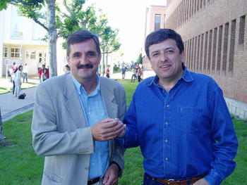 A la derecha, el paleontólogo Juan Carlos Gutiérrez Marco, junto a Francisco Arias, la persona que encontró el fósil 