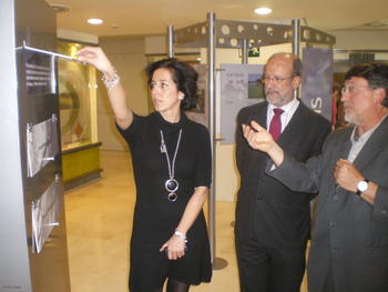 La concejal de Cultura del Ayuntamiento de Valladolid, Mercedes Cantalapiedra, en uno de los módulos de la exposición, junto al alcalde y al comisario de la muestra.