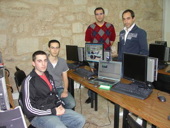 Roberto Berjón, a la derecha, junto a los alumnos.