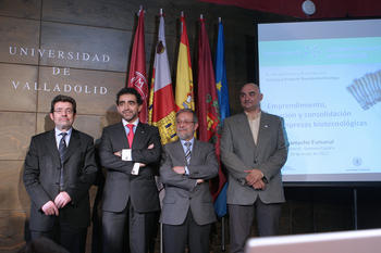 De izquierda a derecha, el vicerrector de Investigación, el director general de Genoma España, el rector de la Universidad de Valladolid y el gerente de la spin-off TPNBT, momentos antes de la presentación (FOTO: Carlos Barrena).