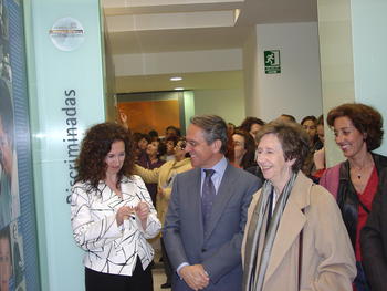 Victoria Toro, junto con el presidente de L'Oreal España y Margarita Salas