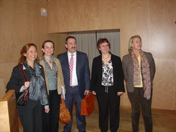 El alcalde de Salamanca y la presidenta de la Diputación posan en compañía de algunas ponentes