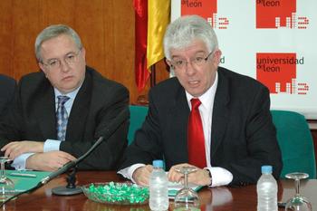 Pedro Alberto Martínez Mudarra, director de  Vitatene (i), y José Ángel Hermida, rector de la Universidad de León.