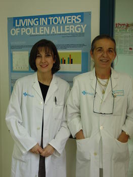 Alicia Armentia, a la izquierda y Manuela Tobajas, su ayudante, a la derecha