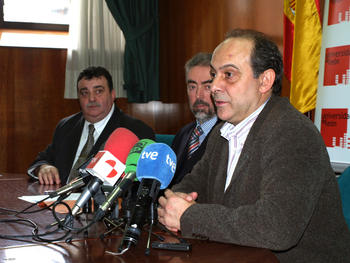 Damián Blasco, presidente de Sephu (i); Alberto Villena, vicerrector de Investigación de la Universidad de León observan a Enrique Garzón, director del Instituto de la Viña y el Vino.