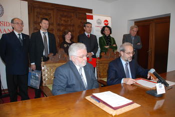 Firma del acuerdo entre la Universidad de Salamanca y Unisinos. Foto: USAL.