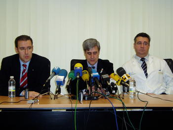 En el centro, Juan José Badiola, junto a los responsables del Hospital de León