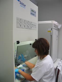 Lucia Rico, técnico de laboratorio de la Unidad de Investigación en infección e inmunidad, trabaja trabajando en una Mini-cabina PCR.