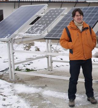 Esteban Sánchez, experto de la Escuela de Ingenieros de Béjar, en las instalaciones de Unisolar.