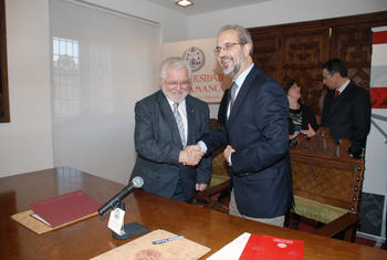 Los dos rectores se felicitan por el acuerdo. Foto: USAL
