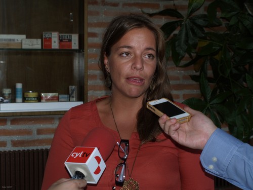 Marta Arsuaga atiende a los medios de comunicación.