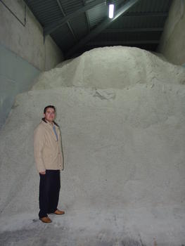 Jerónimo Gamallo en el almacén de sal de la UTE API Gecocsa