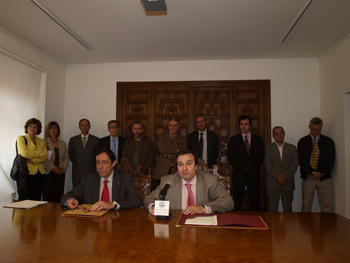 El presidente del CSIC y el rector de la Universidad de Salamanca, acompañados por investigadores