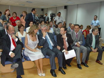 Imagen de las autoridades durante el acto de inauguración del IOba.