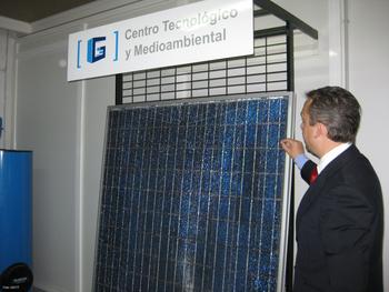 Miguel Ángel del Monte muestra una placa solar tras la que se esconde el sensor de suciedad, que no puede mostrar por motivos de confidencialidad.
