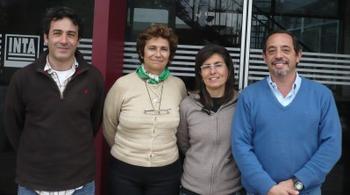 De izquierda a derecha el grupo de trabajo conformado por el Dr. M. Fernandez Miyakawa, la Dra. R. Fortunato, la Ing. Agr. A. Salvat, el Med. Vet. J. Schapiro (FOTO: Aencia CyTA-Instituto Leloir).