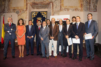 Foto de familia de los premiados y las autoridades en la entrega de premios del concurso 'Desafío Universidad-Empresa'.
