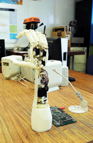  Especialistas de la UNAM desarrollan tecnología basada en inteligencia artificial para mejorar una prótesis para brazo, que puede ser manipulada por el usuario con el uso de la voz. FOTO: UNAM.