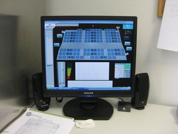 Una pantalla recoge los niveles de productividad de la planta en todo momento.