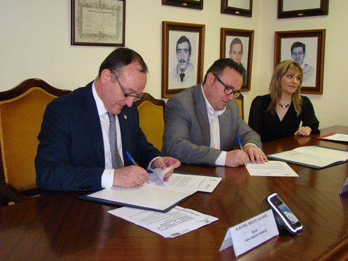 El rector de la Universidad de Valladolid, Daniel Miguel San José, y el director ejecutivo de la consultora de comunicación Sociograph Neuromarketing, Enrique Hornos Redondo, firman el acuerdo.