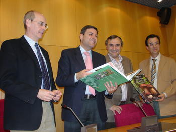 El consejero con los autores del Atlas de hongos de Castilla y León
