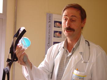 El neumólogo del Hospital Río Hortega, Félix del Campo muestra cómo se coloca una CPAP o ventilación nasal nocturna