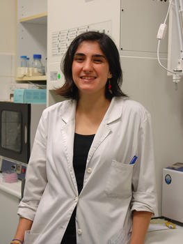 Neysa Navarro en el laboratorio donde estudia los efectos de la música en un cultivo celular