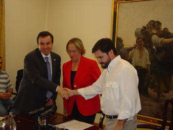 José Ramón Alonso y Raúl de Tapia se dan la mano tras el acuerdo