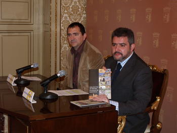 El concejal de Medio Ambiente del Ayuntamiento de Salamanca, Emilio Arroita, muestra el libro junto a Ángel González, responsable de SEO.