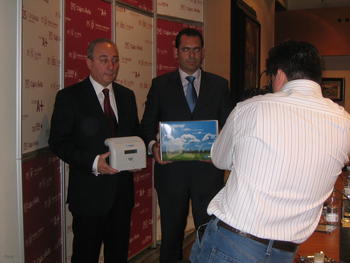 El presidente de Inmabu, junto con un representante de Caja de Ávila, muestra el sistema.