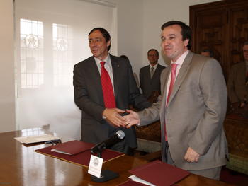 Rafael Rodrigo y José Ramón Alonso se dan la mano tras firmar el convenio