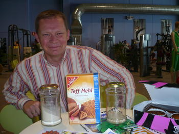 Egbert Jan Sonneveld junto a uno de los derivados del teff de Holanda.