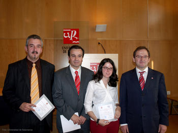 El rector de la Universidad de Salamanca recibe el premio 'Teresa Pinillos'.