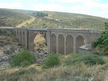 Puente de Villar de la Yegua que salva el río Águeda, en el entorno del yacimiento de Siega Verde.