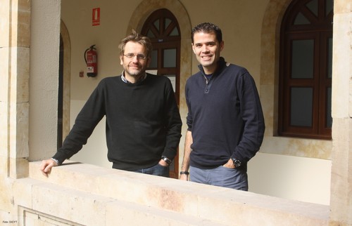 Luis Plaja (izquierda) y Carlos Hernández García, científicos del  Grupo de Investigación en Aplicaciones del Láser y Fotónica (ALF-USAL).