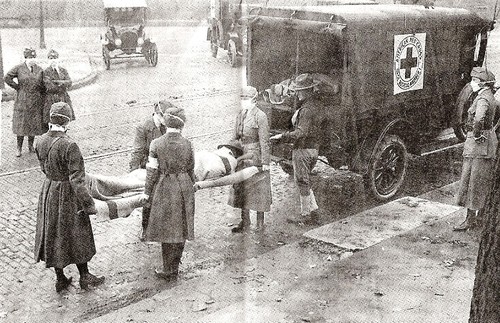 Miembros de la Cruz Roja trasladan a una víctima de la pandemia de 1918 en Estados Unidos.