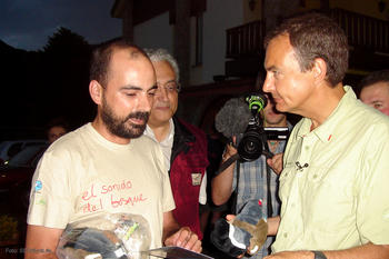 El delegado de SEO/BirdLife en Cantabria y director de El sonido del bosque, Felipe González, muestra a Zapatero diverso material del programa de conservación del urogallo.