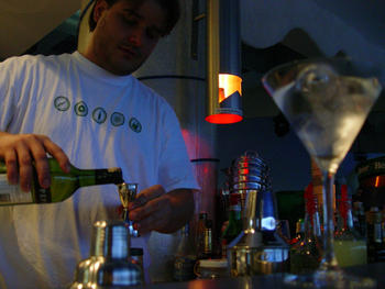 Un hombre colombiano ingiere alcohol (FOtO: UN).